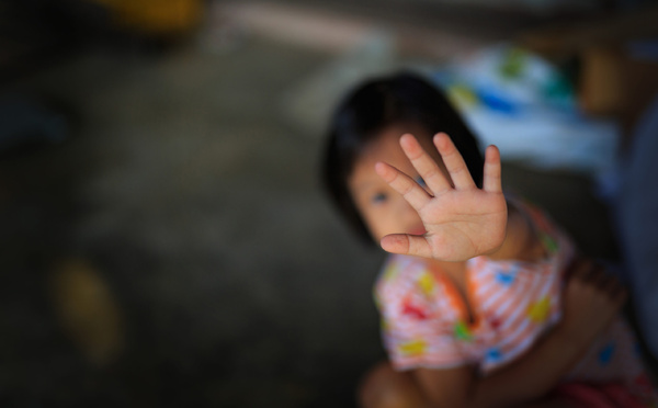 Quand les enfants victimes d’agressions sexuelles revivent leur douleur dans l’espace digital
