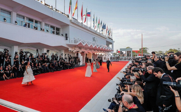 Hind Bensari : la réalisatrice marocaine qui séduit Venise