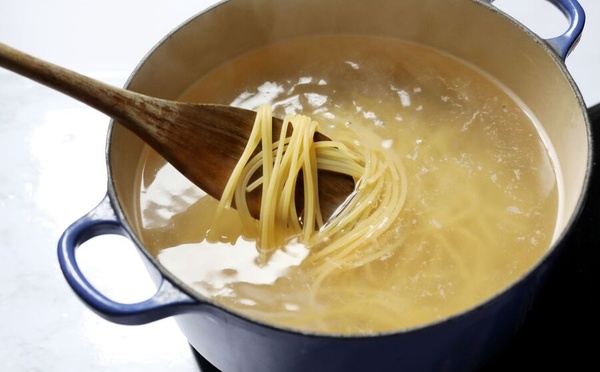 Fini le cauchemar des pâtes collées : les secrets d’une cuisson parfaite