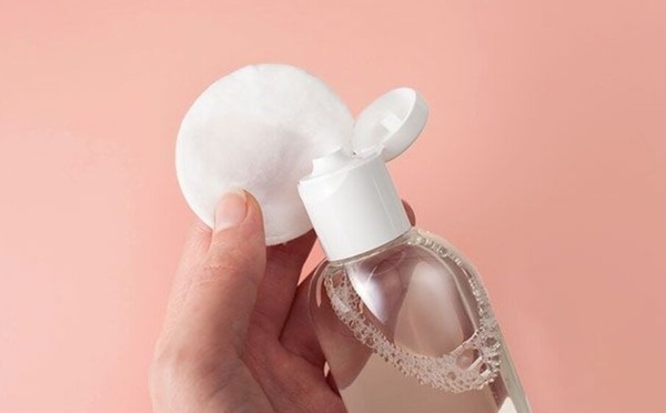 Peau sensible ? Découvrez l’eau micellaire maison qui chouchoute votre visage