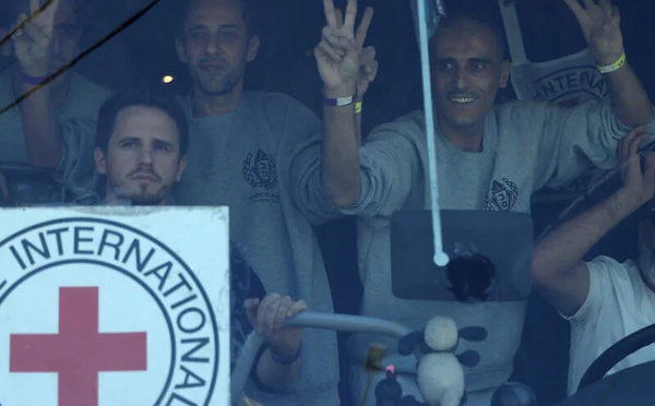 Gaza : Les premiers détenus palestiniens libérés par Israël arrivent à Ramallah