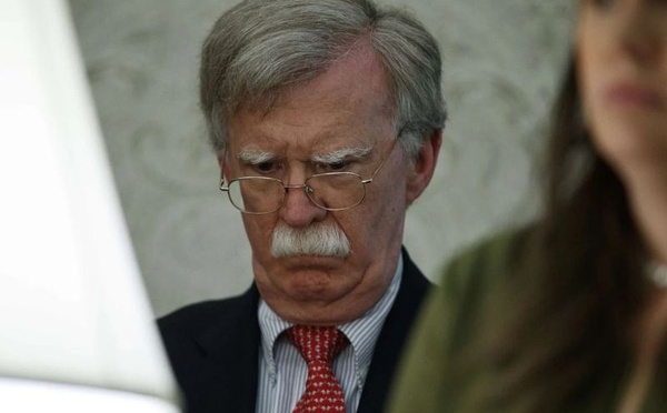 De conseiller à paria : l’inculpation explosive de John Bolton