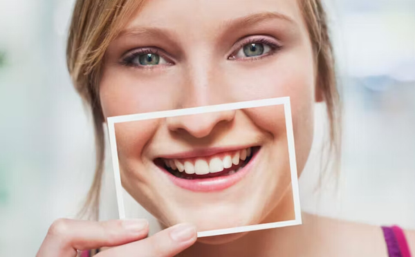 Bicarbonate de soude pour blanchir les dents : efficacité et précautions