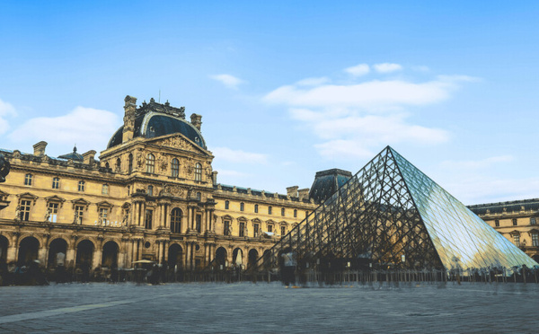 Vol de bijoux au Louvre : un suspect arrêté alors qu’il tentait de fuir vers l’Algérie