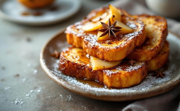 Brioches caramélisées et poires fondantes : le réveil en douceur