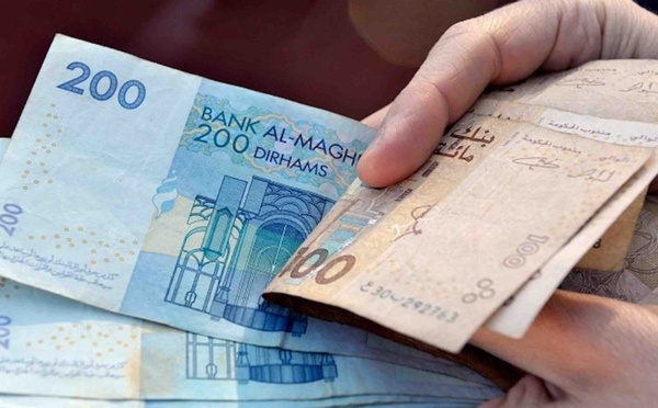 Quand l’économie inquiète, le cash rassure : la psychologie du repli au Maroc