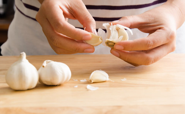 Faut-il vraiment éplucher l’ail ? La petite astuce qui change tout !