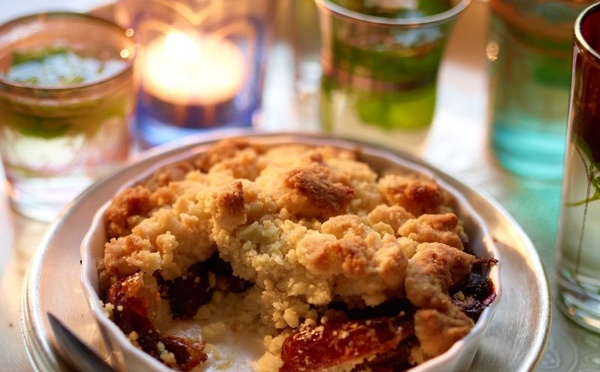 Crumble de dattes et noix, parfumé à la fleur d’oranger : un dessert marocain revisité