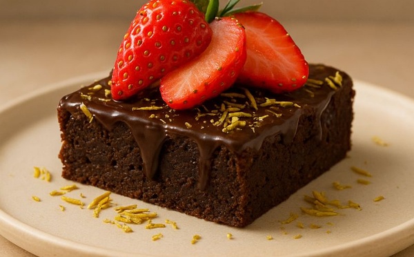 Brownie healthy au chocolat noir, fraises et touche orientale façon « kunefe »