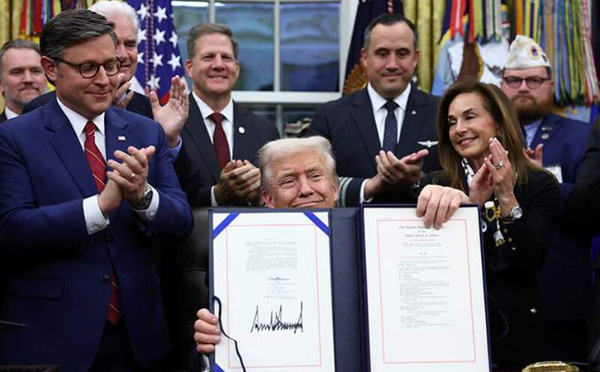 Shutdown aux États-Unis : Après 43 jours de paralysie, Donald Trump signe la fin du blocage historique