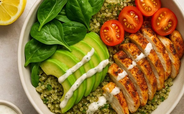 Bowl chaud de poulet au citron &amp; quinoa vert