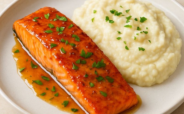 Saumon au miel et zaatar, purée aérienne de chou-fleur : la recette chic, saine et irrésistible qui s’impose sur les tables marocaines.