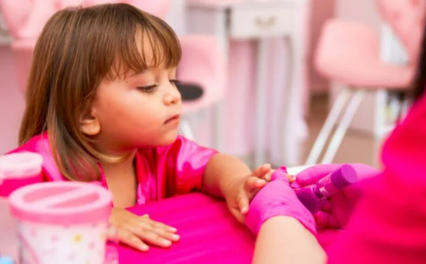 La mode des instituts de beauté pour enfants suscite l’inquiétude des dermatologues