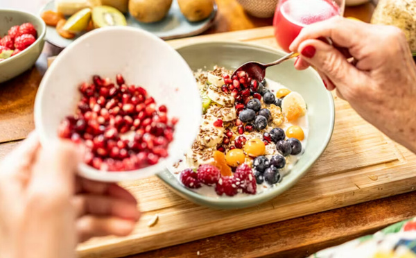 Petit-déjeuner anti-cholestérol : bien démarrer la journée pour protéger son cœur