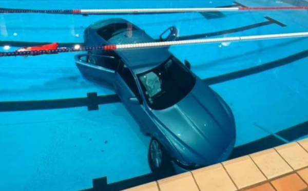 Une voiture de luxe finit dans la piscine au milieu des nageurs