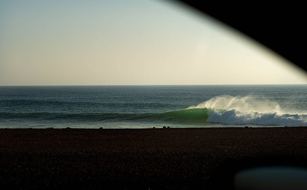 À Taghazout, les surfeurs accueillent la nouvelle année sur les vagues, entre sport et art de vivre