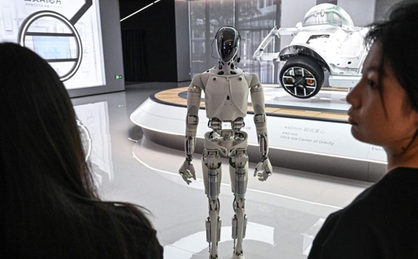 Après l’IA qui écrit, dessine et parle, voici l’IA qui marche, manipule, conduit et produit.