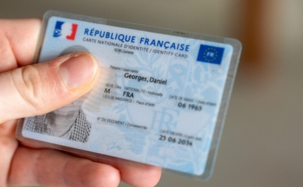 Près de 400 000 titres de séjour délivrés en France en 2025