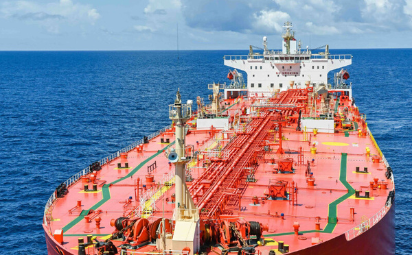 Tanger Med au cœur d’une tempête maritime : un pétrolier sanctionné par l’UE sous escorte vers le Maroc