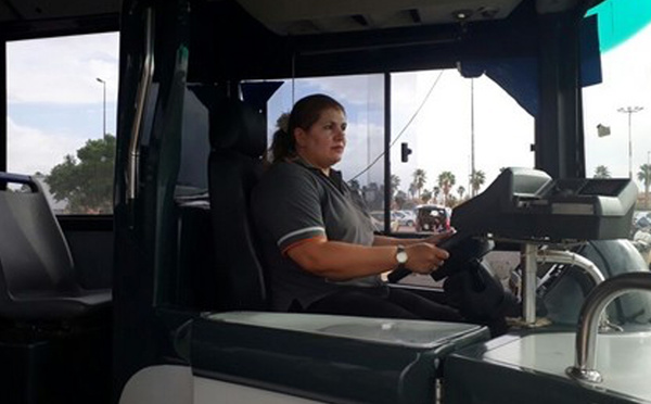 À Casablanca, des femmes au volant bousculent les codes du transport urbain