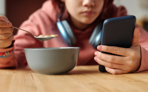 Smartphone éteint, assiette allumée : on redonne du sens à nos dîners !