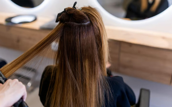 Cheveux lisses, reins en danger ? L’alerte de l’AMMPS sur le lissage capillaire