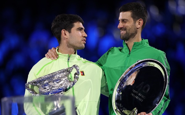Carlos Alcaraz remporte enfin son premier Open d'Australie , Djokovic dithyrambique sur son rival