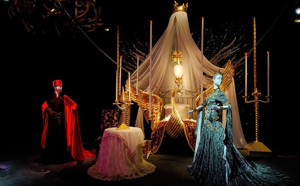 ​« Yves Saint Laurent en scène » : le musée YSL Marrakech dévoile la passion théâtrale du couturier