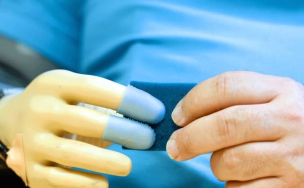 Impression numérique intégrée: cacher et révéler des informations au cœur d’une peau intelligente