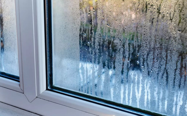 Fenêtres embuées ? Ce duo magique maison va les garder claires !