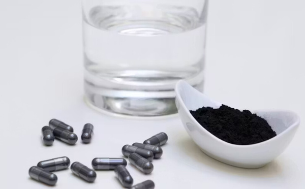 Charbon végétal : un remède naturel contre les ballonnements ?