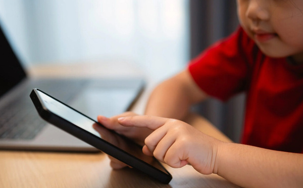 Étude : l’exposition aux écrans avant 2 ans favorise l’anxiété chez les adolescents