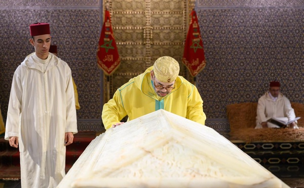 SM le Roi Mohammed VIse recueille sur la tombe de Feu SM le Roi Mohammed V,