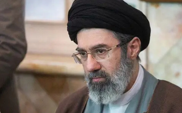 Iran : Mojtaba Khamenei devient guide suprême, le pétrole s’envole et les marchés vacillent