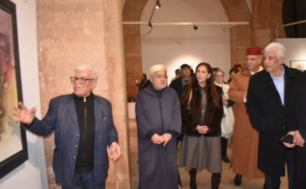 Mohamed Qarmad à Bab Rouah : un voyage visuel dans la calligraphie et l’ornementation marocaines