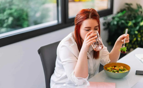 Digestion légère : adoptez ce geste simple à table pour retrouver votre confort