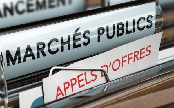 Marchés publics : l’État relève les seuils et allège les procédures