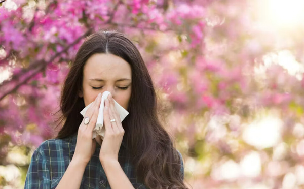 Peut-on devenir allergique au pollen à l’âge adulte ?