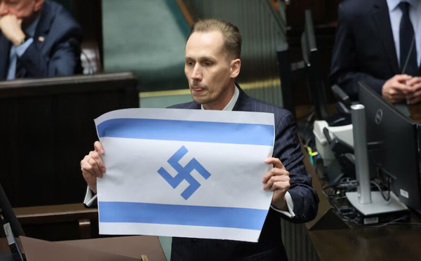 Varsovie : Un député brandit un drapeau Israélien frappé d'une Croix Gammée