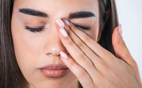 Cils plus longs… mais yeux en feu ? L’erreur cachée de l’huile de ricin