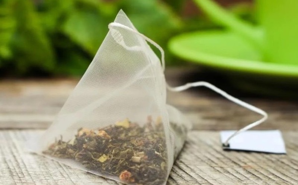 Sachets de thé : des milliards de microplastiques dans votre tasse ?
