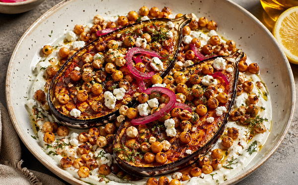 Aubergines caramélisées, feta et pois chiches grillés : le secret des dîners qui font parler