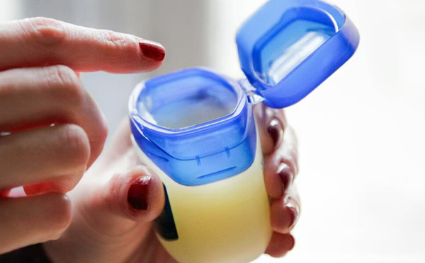 La vaseline, un produit simple devenu incontournable dans les routines de soin