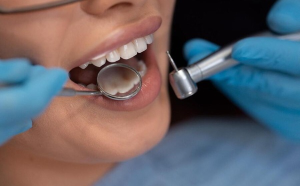 L’exercice illégal des soins dentaires inquiète au Maroc : l’ONMD tire la sonnette d’alarme