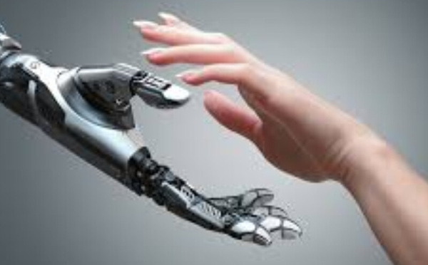 Au FICAM, la main défie la machine