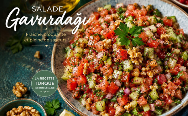 Salade Gavurdağı : la recette turque fraîche et colorée qui séduit les amateurs de cuisine méditerranéenne