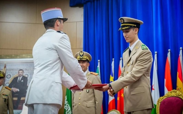 SAR Moulay El Hassan préside à Kénitra la cérémonie de sortie de la 26e promotion du Cours Supérieur de Défense et de la 60e promotion du Cours Etat-Major