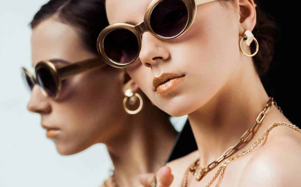 Le layering de bijoux s’impose comme la tendance phare de l’été 2026