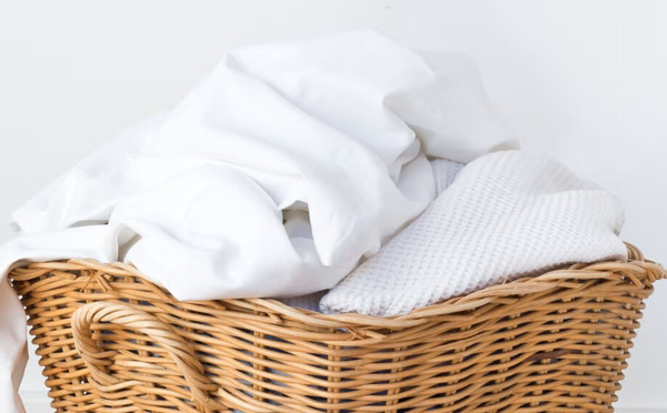 Linge blanc jauni ? Le secret pour sauver le sauver sans une goutte de javel