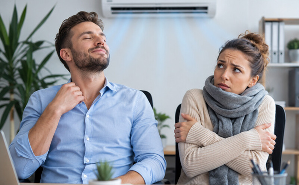 Pourquoi les hommes adorent la clim… pendant que les femmes grelottent